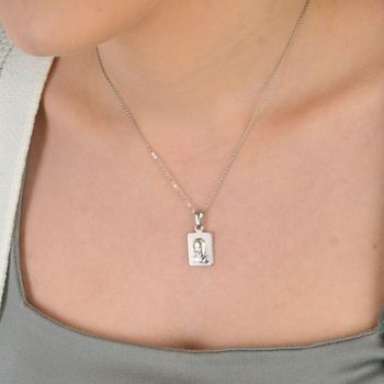 Medalik srebrny próba 925, Papież Franciszek DIA-ZAW-8736-925 Srebrny medalik z wizerunkiem Papieża Franciszka to wyjątkowy symbol duchowej przewodnictwa, pokory i miłości bliźniego (1).JPG
