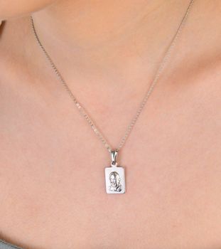 Medalik srebrny próba 925, Papież Franciszek DIA-ZAW-8736-925 Srebrny medalik z wizerunkiem Papieża Franciszka to wyjątkowy symbol duchowej przewodnictwa, pokory i miłości bliźniego (2).JPG