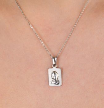 Medalik srebrny próba 925, Papież Franciszek DIA-ZAW-8736-925 Srebrny medalik z wizerunkiem Papieża Franciszka to wyjątkowy symbol duchowej przewodnictwa, pokory i miłości bliźniego (3).JPG