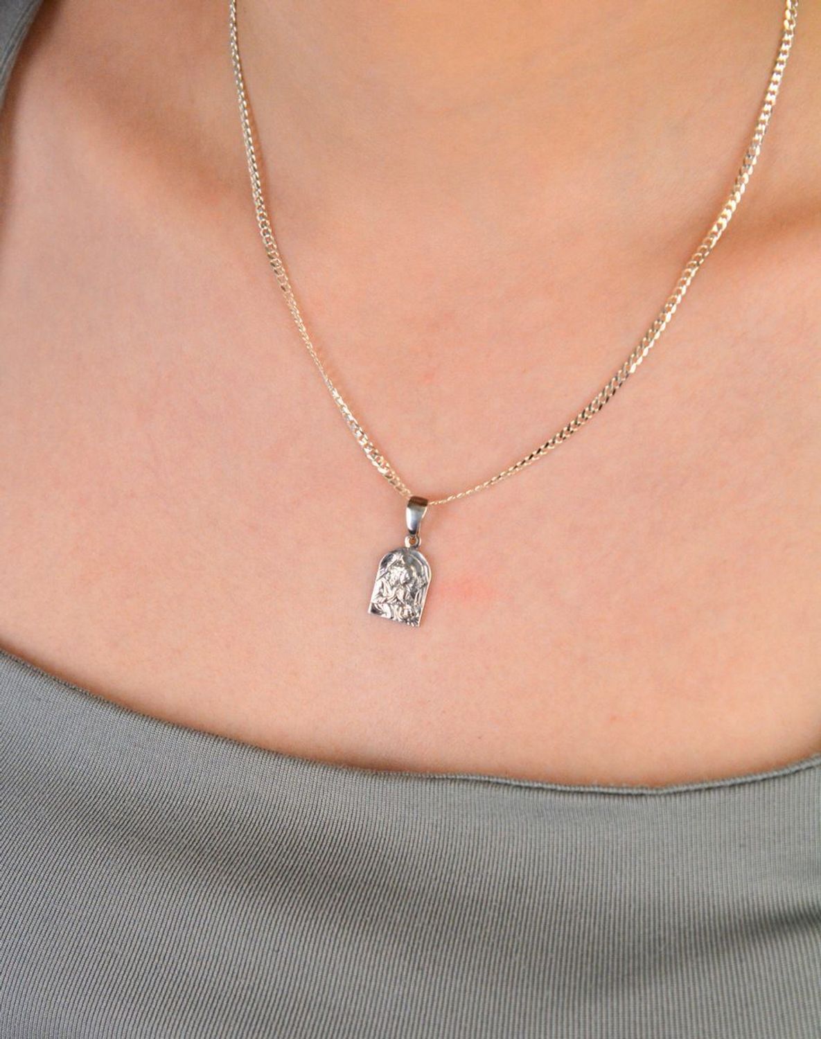 Medalik srebrny próba 925, anioł stróż DIA-ZAW-8739-925 Srebrny medalik z wizerunkiem Anioła Stróża to piękny symbol opieki, ochrony i duchowej obecności.1.jpg