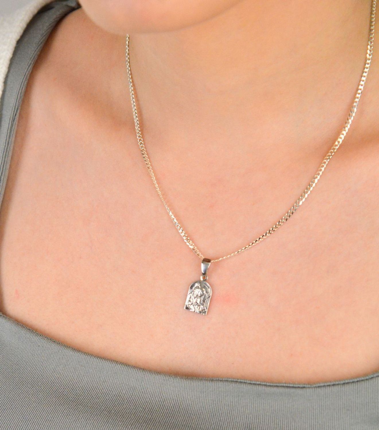 Medalik srebrny próba 925, anioł stróż DIA-ZAW-8739-925 Srebrny medalik z wizerunkiem Anioła Stróża to piękny symbol opieki, ochrony i duchowej obecności.1.jpg