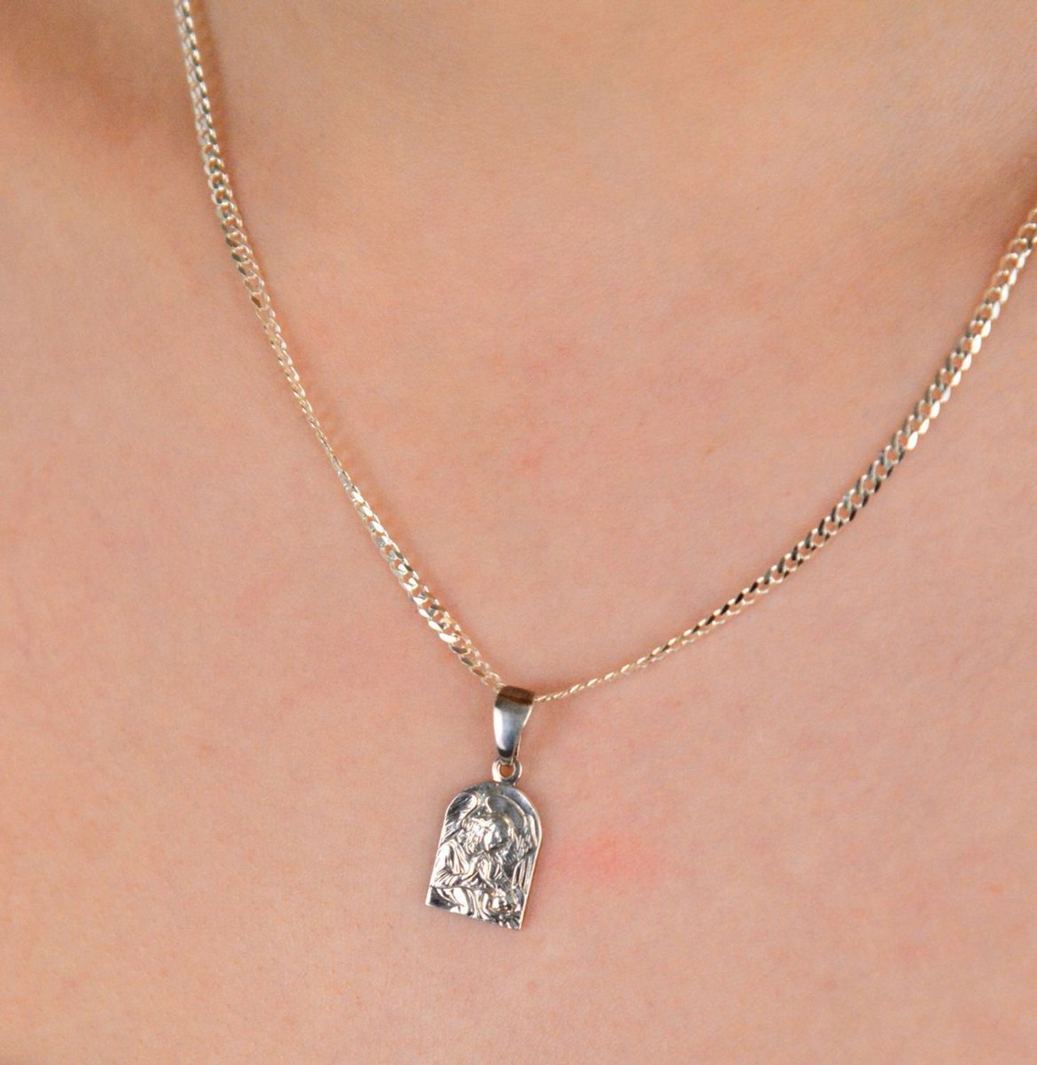 Medalik srebrny próba 925, anioł stróż DIA-ZAW-8739-925 Srebrny medalik z wizerunkiem Anioła Stróża to piękny symbol opieki, ochrony i duchowej obecności.1.jpg