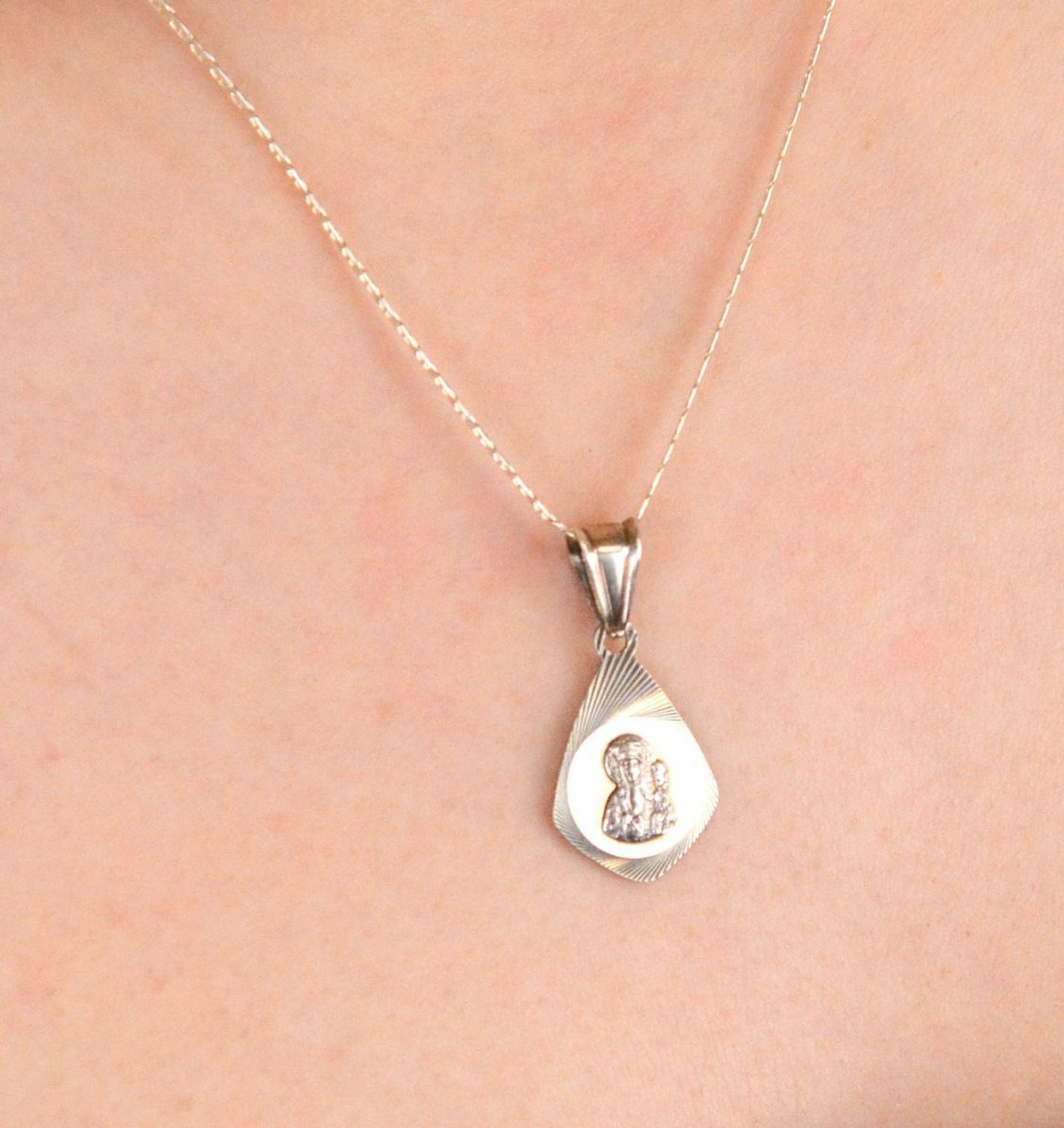 Zawieszka medalik srebrny próba 925, Matka Boska z dzieciątkiem DIA-ZAW-8740-925 Wykonana z wysokiej próby srebra 925, medalik jest wykonany z najwyższą starannością,1.jpg