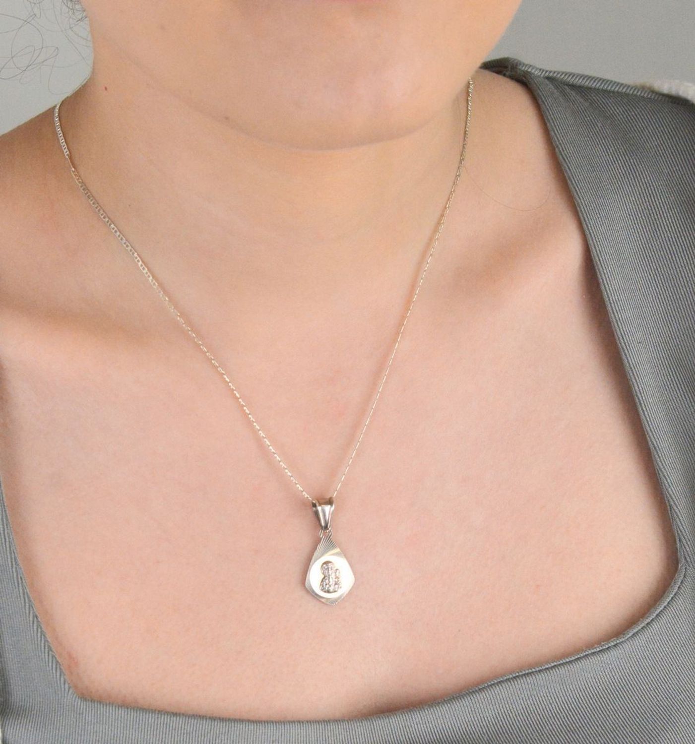 Zawieszka medalik srebrny próba 925, Matka Boska z dzieciątkiem DIA-ZAW-8740-925 Wykonana z wysokiej próby srebra 925, medalik jest wykonany z najwyższą starannością,1.jpg