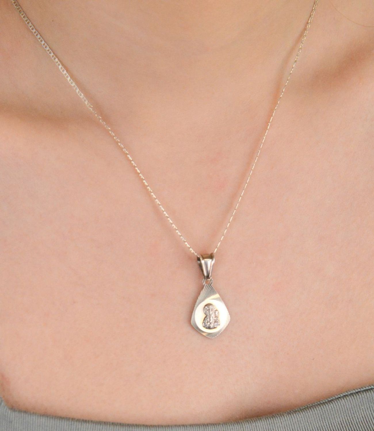 Zawieszka medalik srebrny próba 925, Matka Boska z dzieciątkiem DIA-ZAW-8740-925 Wykonana z wysokiej próby srebra 925, medalik jest wykonany z najwyższą starannością,1.jpg