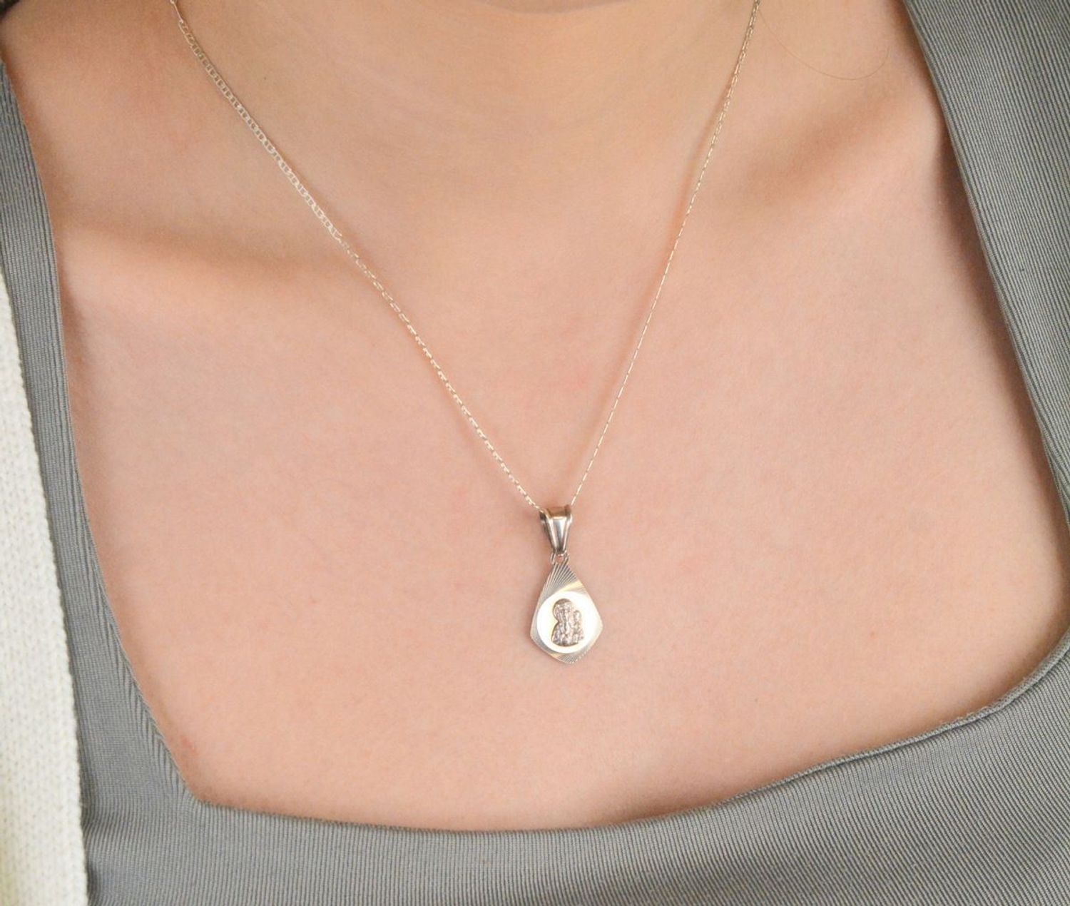 Zawieszka medalik srebrny próba 925, Matka Boska z dzieciątkiem DIA-ZAW-8740-925 Wykonana z wysokiej próby srebra 925, medalik jest wykonany z najwyższą starannością,1.jpg