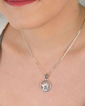 Zawieszka aniołek okrągły srebrny próba 925, DIA-ZAW-8741-925 Subtelna i urocza zawieszka w kształcie aniołka to symbol ochrony, opieki i duchowej bliskości (1).JPG