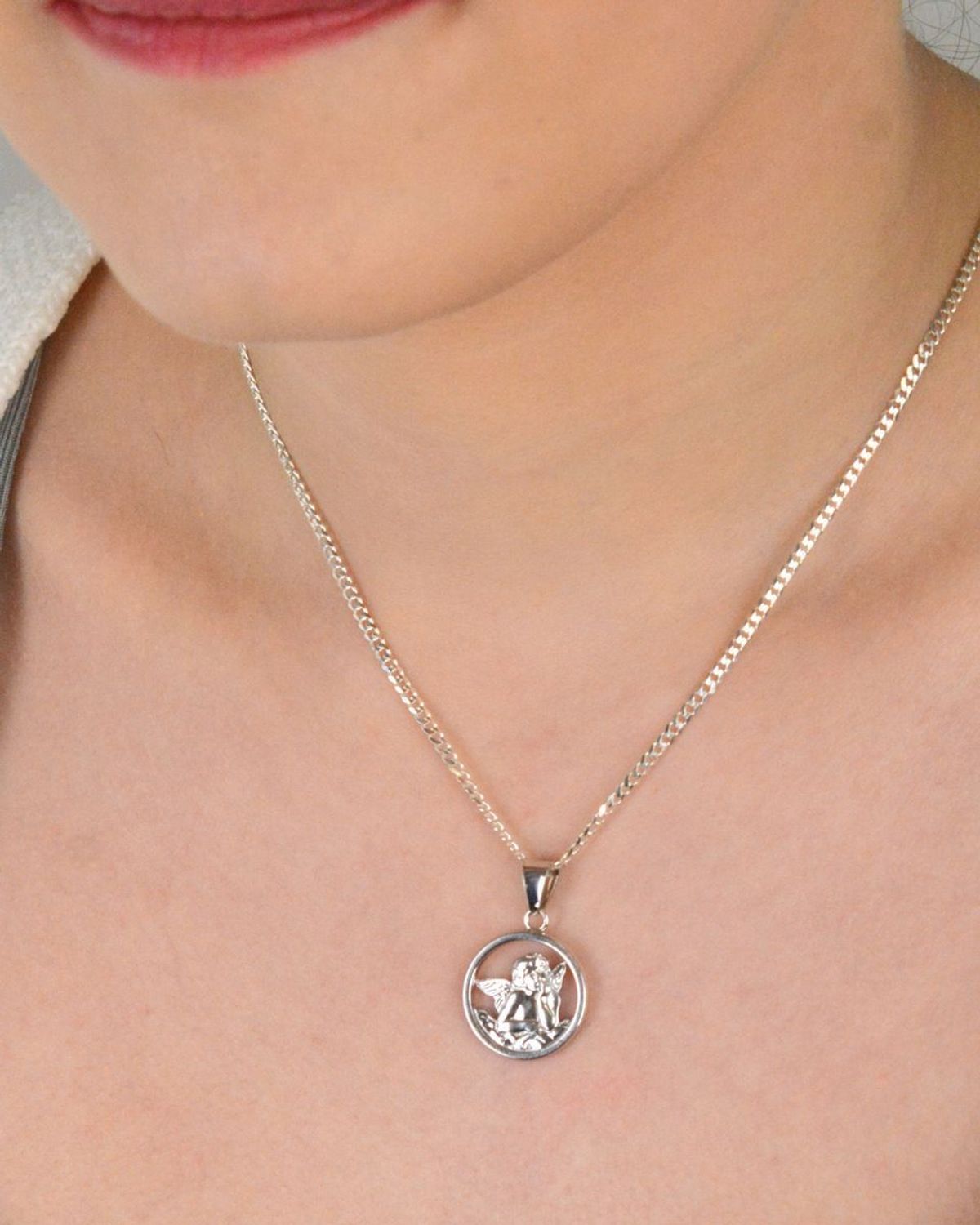 Zawieszka aniołek okrągły srebrny próba 925, DIA-ZAW-8741-925 Subtelna i urocza zawieszka w kształcie aniołka to symbol ochrony, opieki i duchowej bliskości. 1.jpg