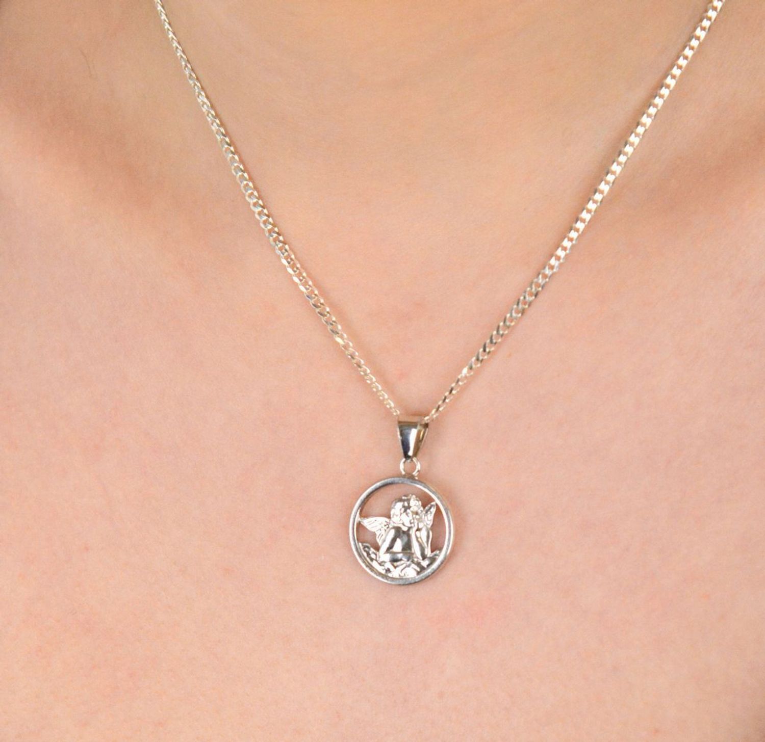 Zawieszka aniołek okrągły srebrny próba 925, DIA-ZAW-8741-925 Subtelna i urocza zawieszka w kształcie aniołka to symbol ochrony, opieki i duchowej bliskości. 1.jpg