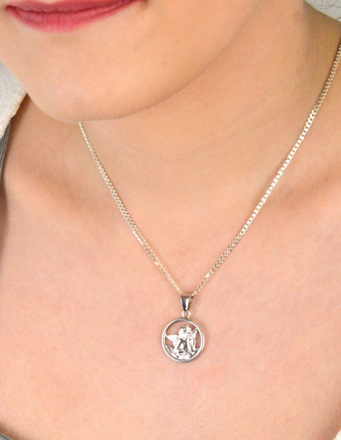 Zawieszka aniołek okrągły srebrny próba 925, DIA-ZAW-8741-925 Subtelna i urocza zawieszka w kształcie aniołka to symbol ochrony, opieki i duchowej bliskości. 1.jpg