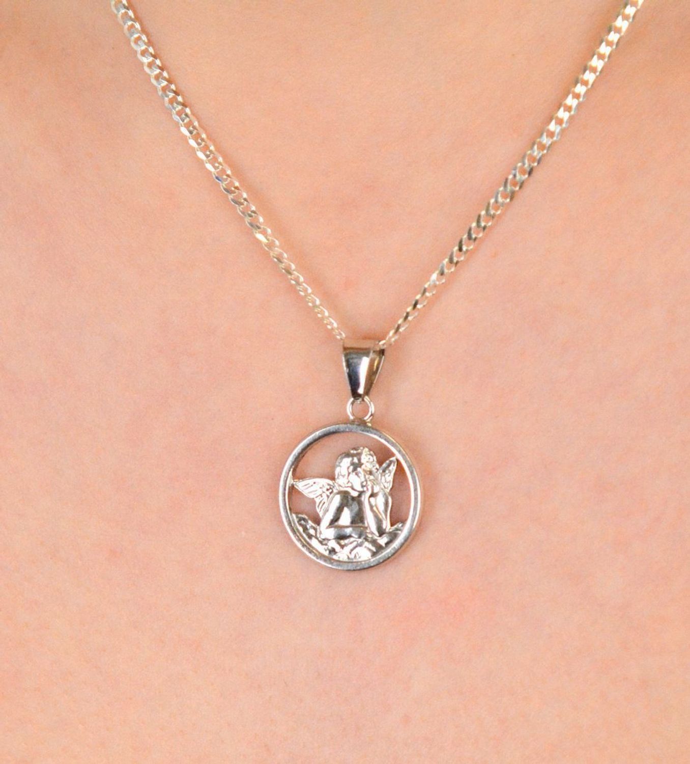 Zawieszka aniołek okrągły srebrny próba 925, DIA-ZAW-8741-925 Subtelna i urocza zawieszka w kształcie aniołka to symbol ochrony, opieki i duchowej bliskości. 1.jpg