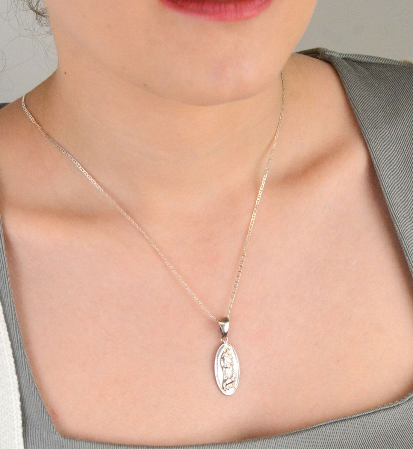 Medalik srebrny próba 925 św. Franciszek DIA-ZAW-8743-925 Srebrny medalik z wizerunkiem Świętego Franciszka to wyjątkowy symbol pokory, miłości do natury i głębokiej duchowości. 1.jpg