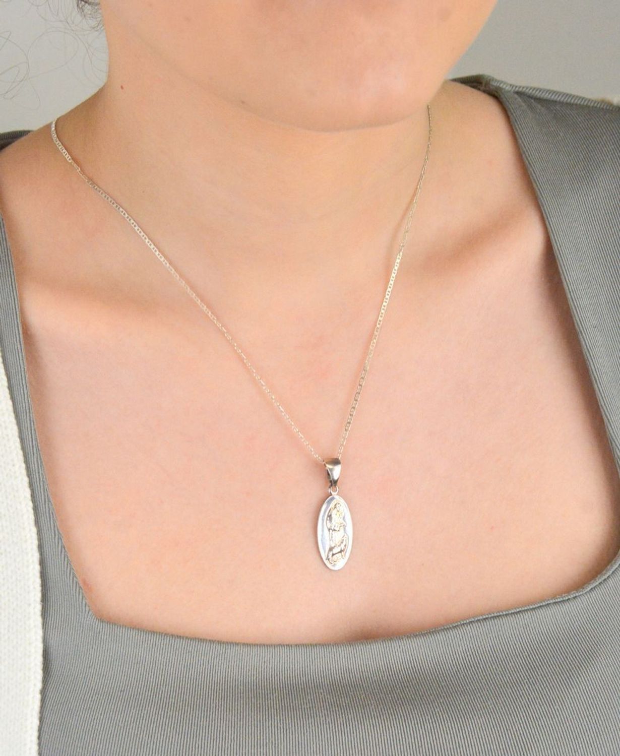 Medalik srebrny próba 925 św. Franciszek DIA-ZAW-8743-925 Srebrny medalik z wizerunkiem Świętego Franciszka to wyjątkowy symbol pokory, miłości do natury i głębokiej duchowości. 1.jpg