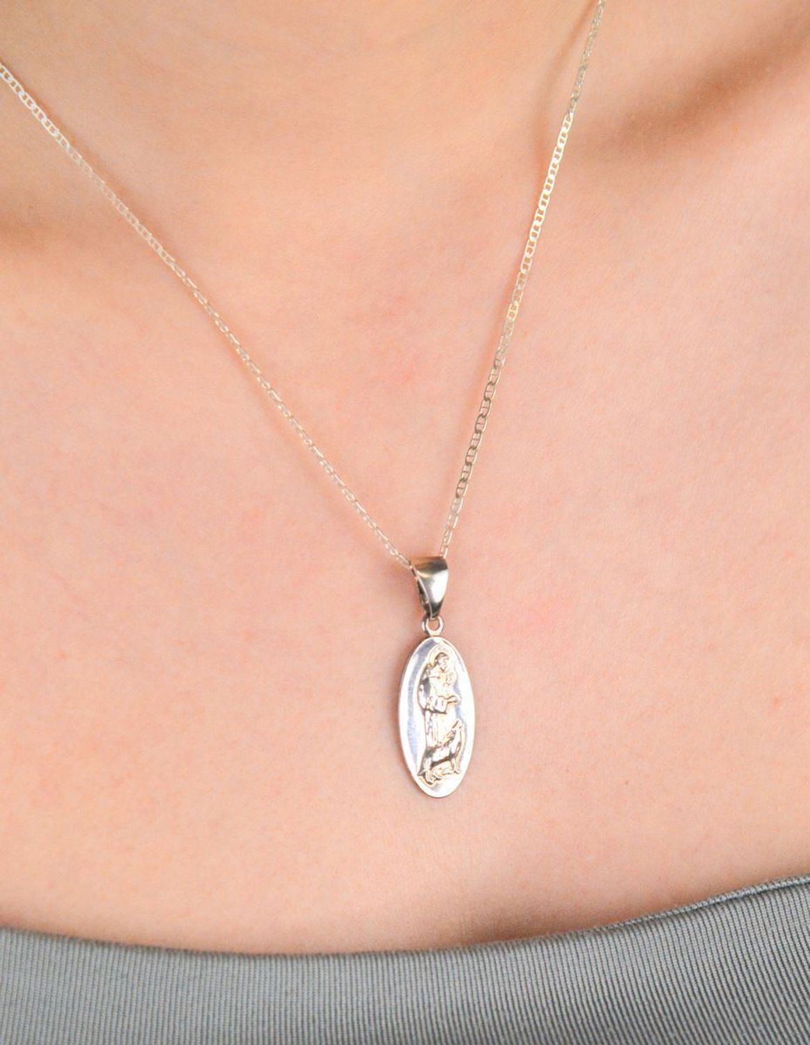 Medalik srebrny próba 925 św. Franciszek DIA-ZAW-8743-925 Srebrny medalik z wizerunkiem Świętego Franciszka to wyjątkowy symbol pokory, miłości do natury i głębokiej duchowości. 1.jpg