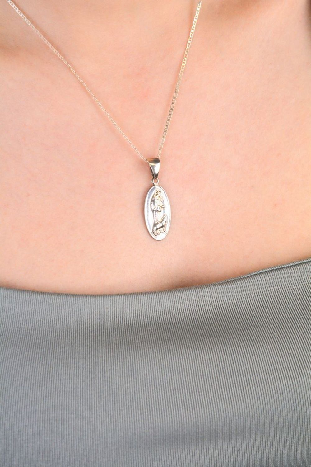 Medalik srebrny próba 925 św. Franciszek DIA-ZAW-8743-925 Srebrny medalik z wizerunkiem Świętego Franciszka to wyjątkowy symbol pokory, miłości do natury i głębokiej duchowości. 1.jpg