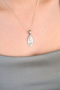 Medalik srebrny próba 925 św. Franciszek DIA-ZAW-8743-925 Srebrny medalik z wizerunkiem Świętego Franciszka to wyjątkowy symbol pokory, miłości do natury i głębokiej duchowości (4).JPG