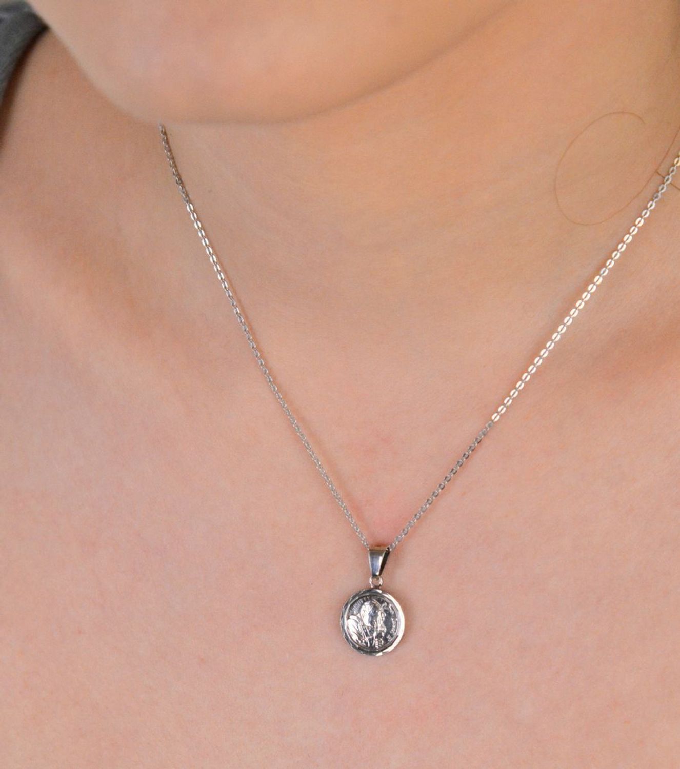 Medalik srebrny próba 925, Jan Paweł II DIA-ZAW-8744-925 Medalik srebrny przedstawiający wizerunek papieża Jana Pawła II to hołd dla jednego z najbardziej czczonych papieży w historii 1.jpg