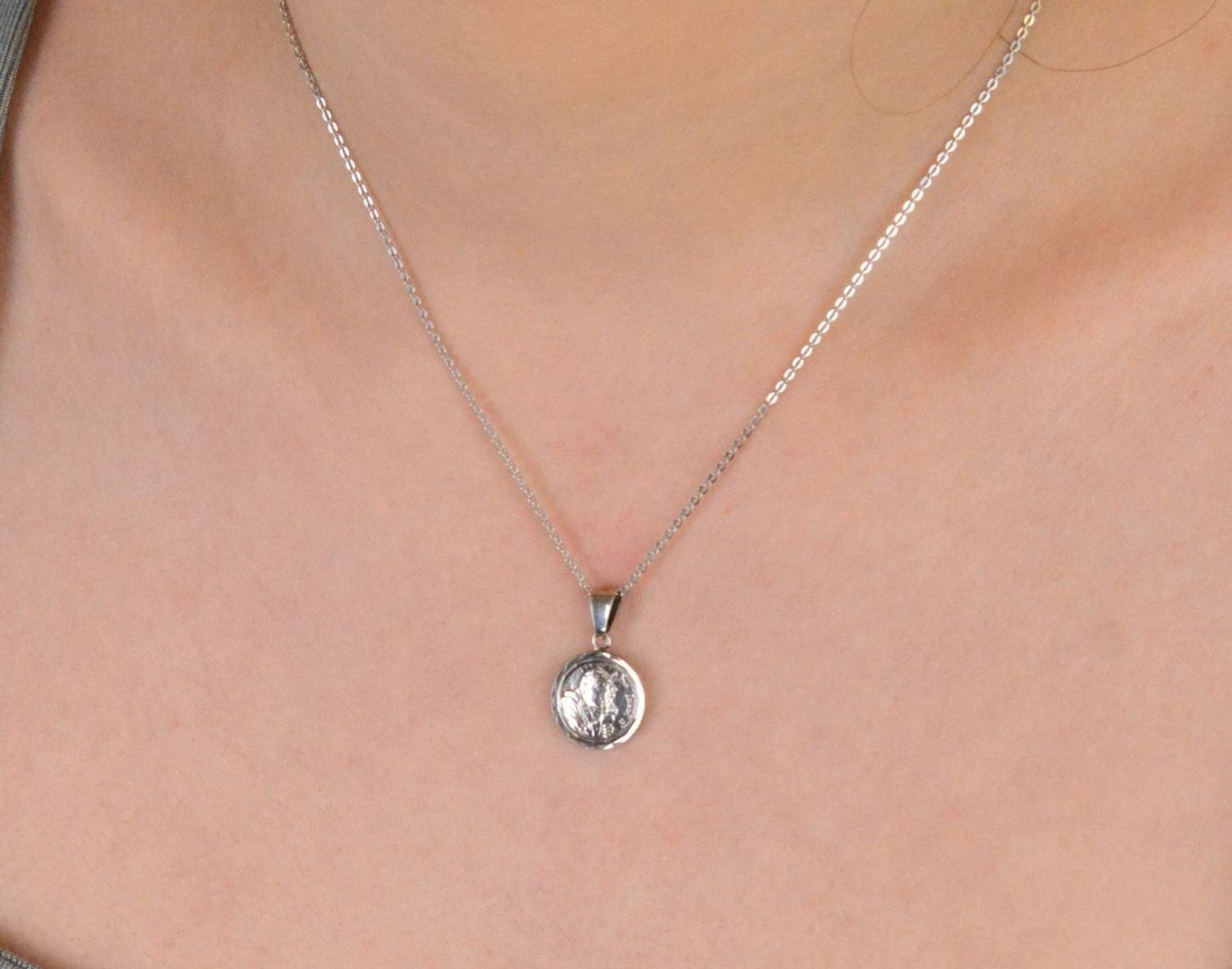 Medalik srebrny próba 925, Jan Paweł II DIA-ZAW-8744-925 Medalik srebrny przedstawiający wizerunek papieża Jana Pawła II to hołd dla jednego z najbardziej czczonych papieży w historii 1.jpg