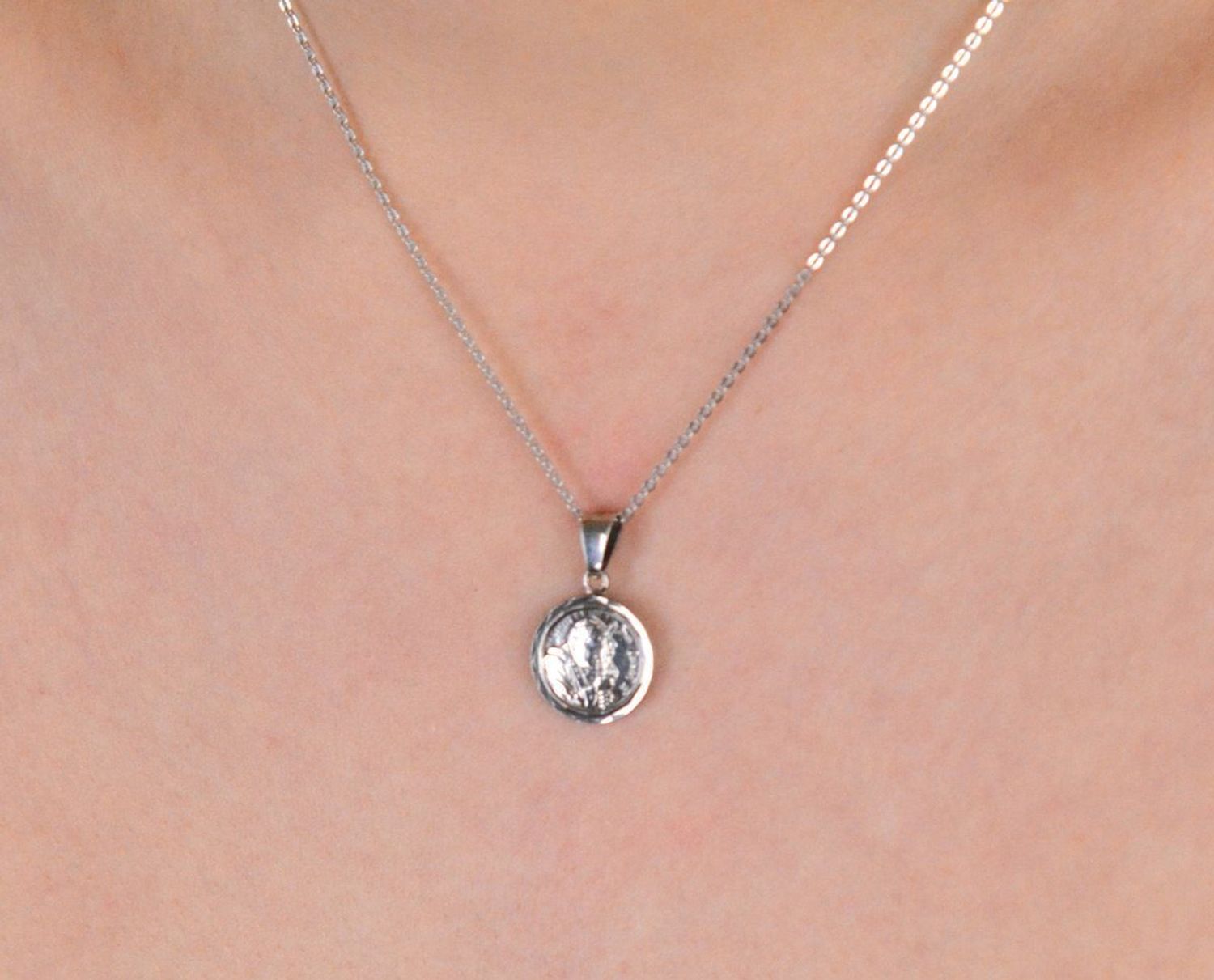 Medalik srebrny próba 925, Jan Paweł II DIA-ZAW-8744-925 Medalik srebrny przedstawiający wizerunek papieża Jana Pawła II to hołd dla jednego z najbardziej czczonych papieży w historii 1.jpg