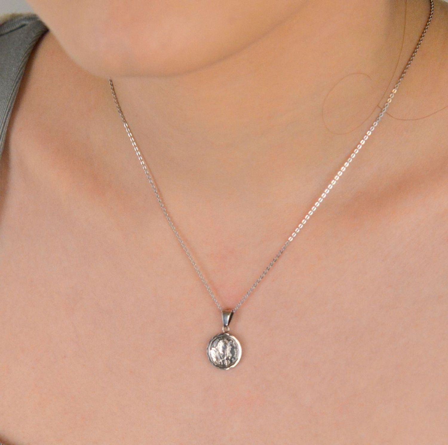 Medalik srebrny próba 925, Jan Paweł II DIA-ZAW-8744-925 Medalik srebrny przedstawiający wizerunek papieża Jana Pawła II to hołd dla jednego z najbardziej czczonych papieży w historii 1.jpg