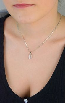 Subtelna srebrna zawieszka z literką B, zdobiona cyrkoniami. Próba 925, model DIA-ZAW-8747-B-925. Długość 1,8 cm, szerokość 7 mm, waga 0,80 g – kobiecy akcent z blaskiem (1).JPG