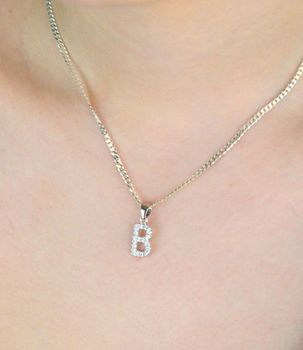Subtelna srebrna zawieszka z literką B, zdobiona cyrkoniami. Próba 925, model DIA-ZAW-8747-B-925. Długość 1,8 cm, szerokość 7 mm, waga 0,80 g – kobiecy akcent z blaskiem (4).JPG