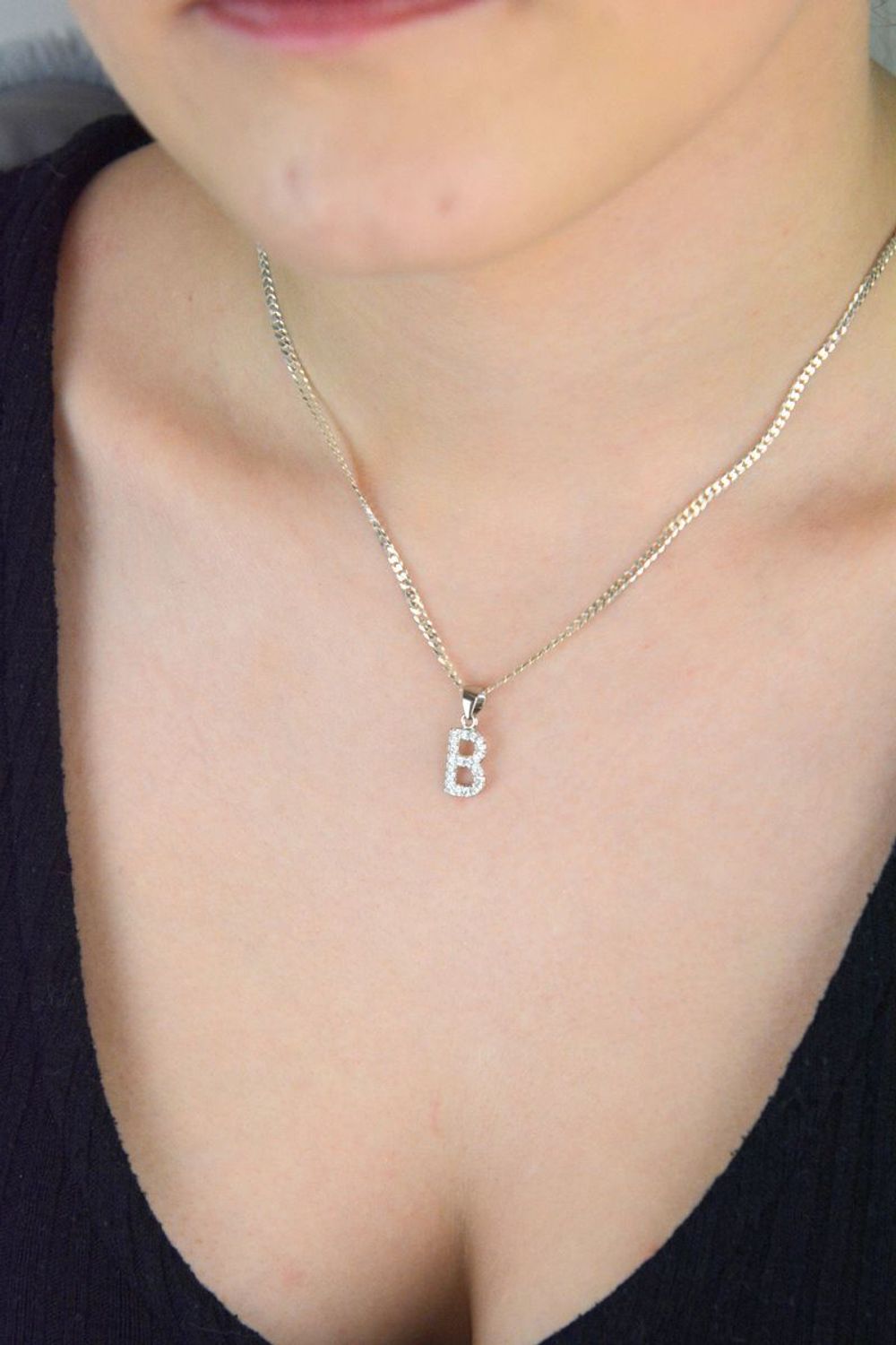 Subtelna srebrna zawieszka z literką B, zdobiona cyrkoniami. Próba 925, model DIA-ZAW-8747-B-925. Długość 1,8 cm, szerokość 7 mm, waga 0,80 g – kobiecy akcent z blaskiem.1.jpg