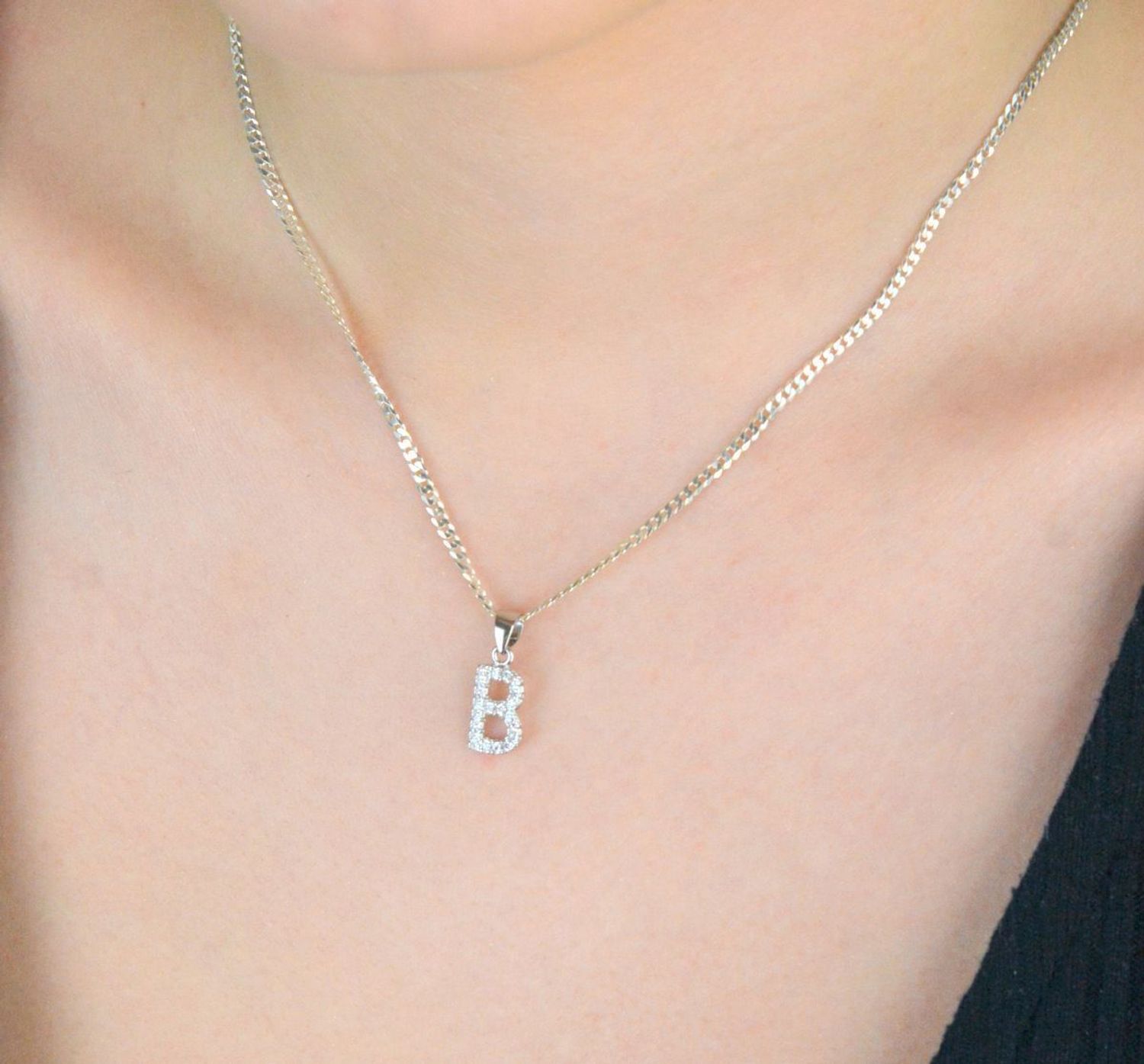 Subtelna srebrna zawieszka z literką B, zdobiona cyrkoniami. Próba 925, model DIA-ZAW-8747-B-925. Długość 1,8 cm, szerokość 7 mm, waga 0,80 g – kobiecy akcent z blaskiem.1.jpg