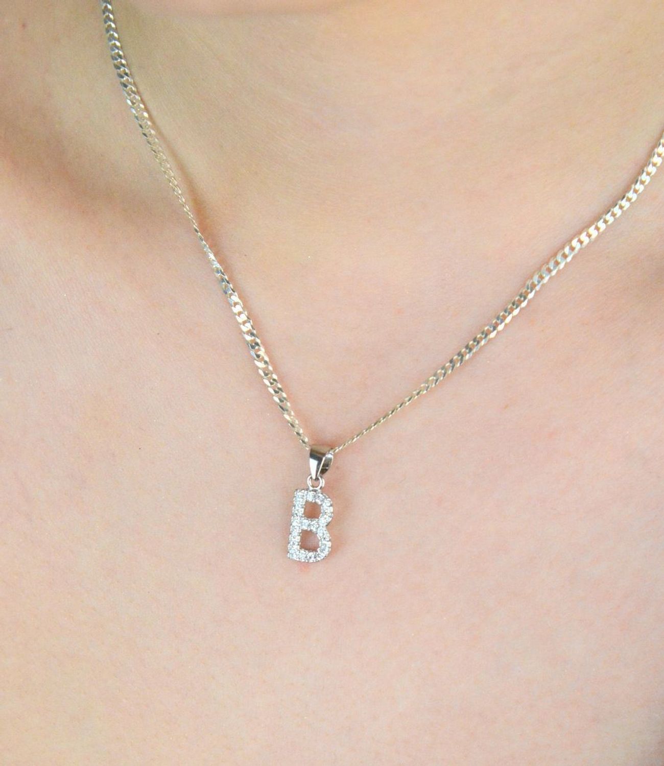 Subtelna srebrna zawieszka z literką B, zdobiona cyrkoniami. Próba 925, model DIA-ZAW-8747-B-925. Długość 1,8 cm, szerokość 7 mm, waga 0,80 g – kobiecy akcent z blaskiem.1.jpg
