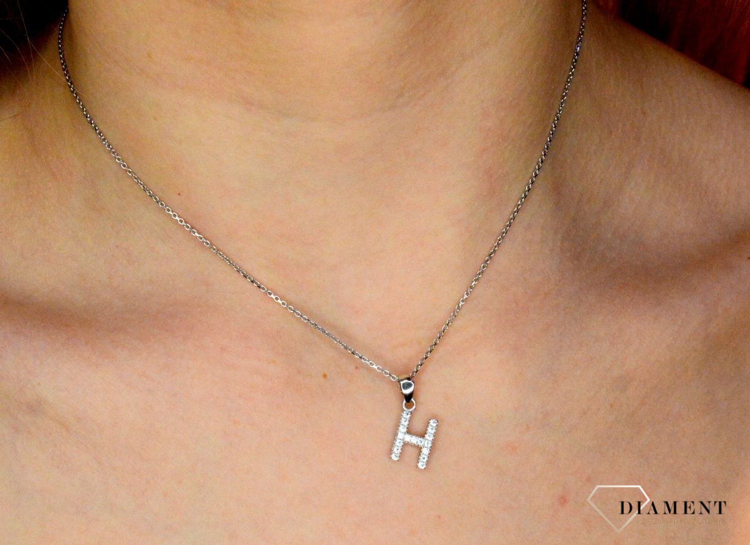 Srebrna zawieszka Literka H z cyrkonią DIA-ZAW-8747-H-925.  Zawieszki literki to ostatni krzyk mody, uwielbiany przez kobiety w każdym wieku. Srebrne zawieszki to niepowtarzalny sposób na wyrażenie siebie. Idealna na prezent..jpg