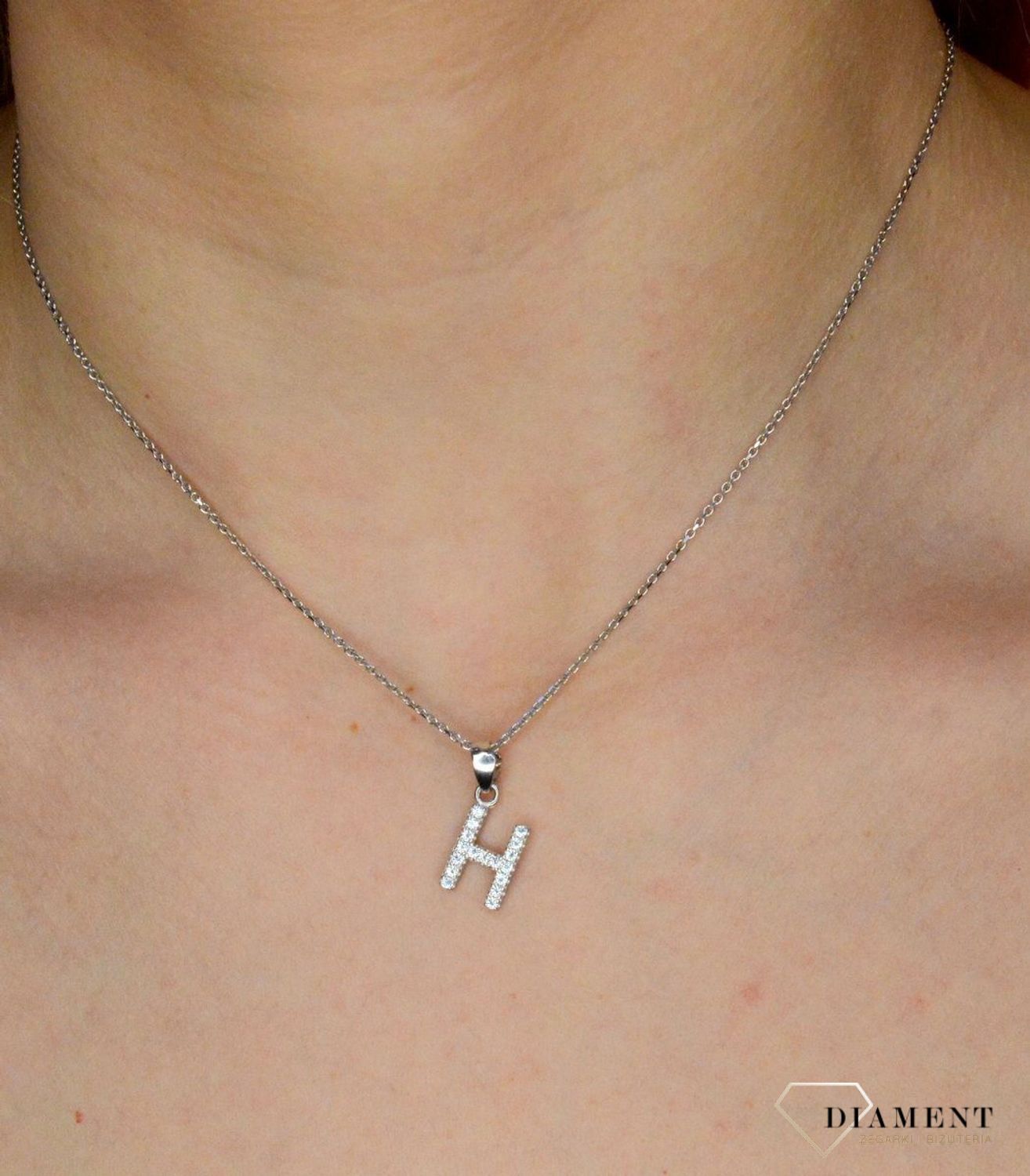Srebrna zawieszka Literka H z cyrkonią DIA-ZAW-8747-H-925.  Zawieszki literki to ostatni krzyk mody, uwielbiany przez kobiety w każdym wieku. Srebrne zawieszki to niepowtarzalny sposób na wyrażenie siebie. Idealna na prezent..jpg