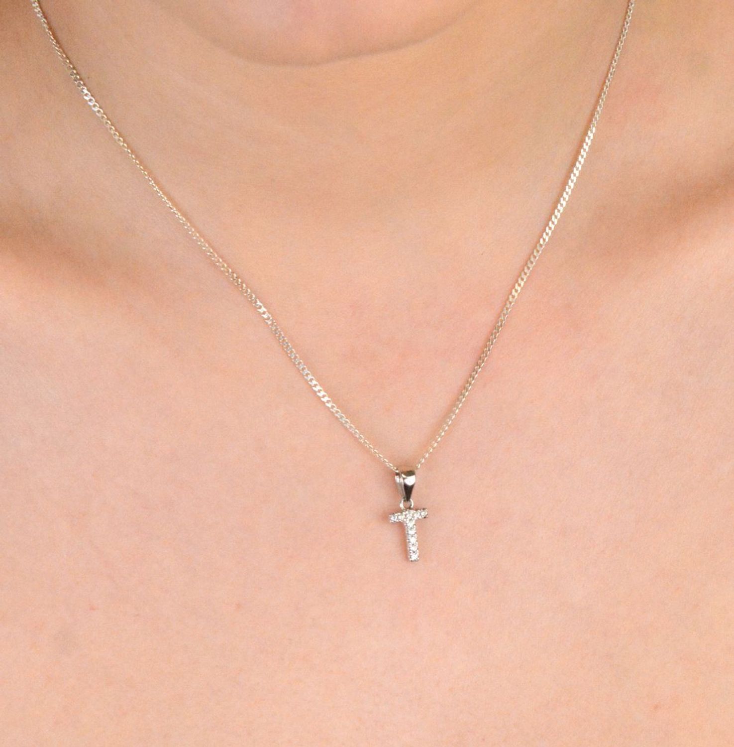 Zawieszka srebrna próba 925, LITERKA T w cyrkonie DIA-ZAW-8747-T-925 Delikatna i osobista – zawieszka z literką „T” ozdobioną lśniącymi cyrkoniami to elegancki sposób na wyrażenie siebie 1.jpg