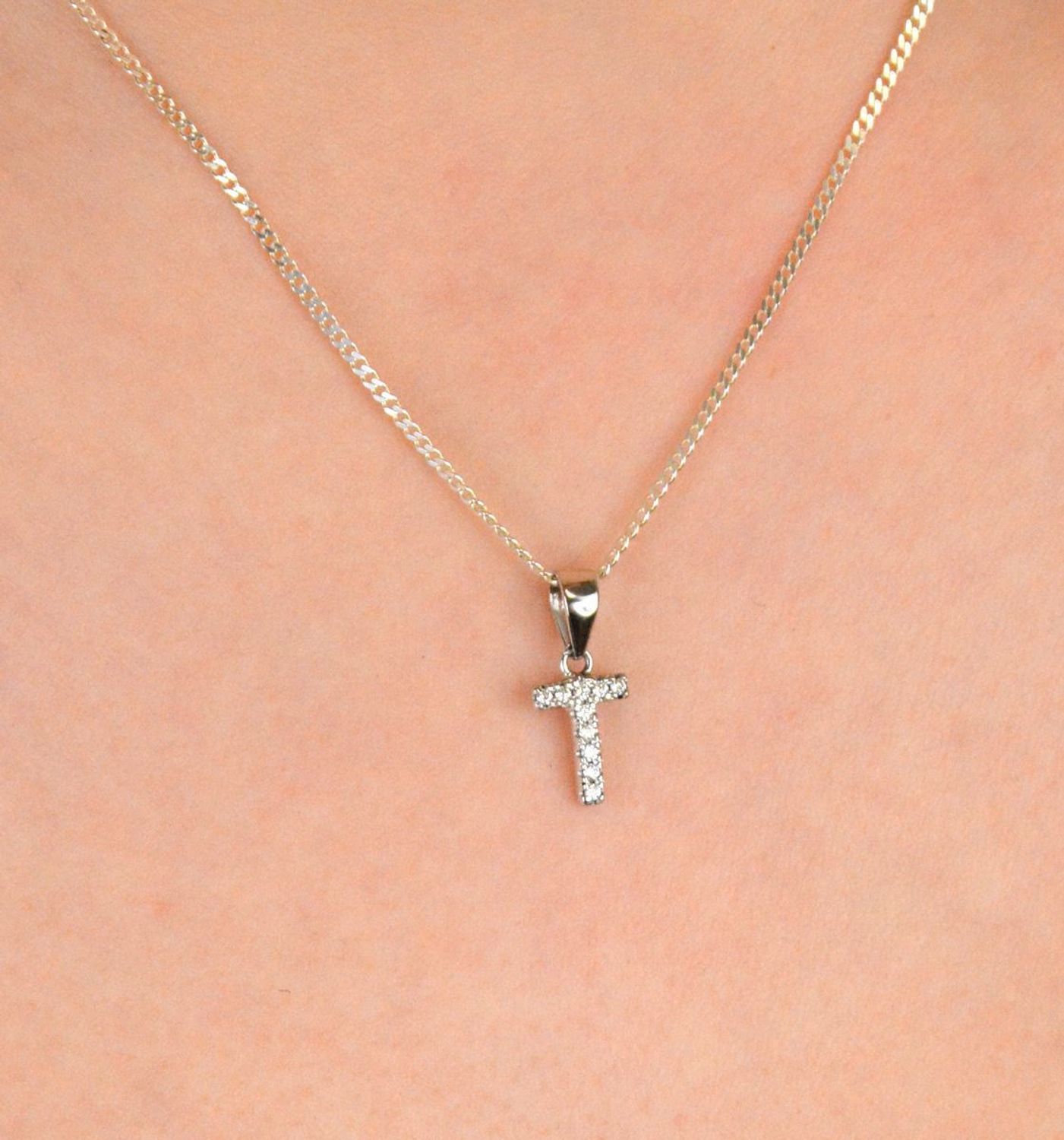 Zawieszka srebrna próba 925, LITERKA T w cyrkonie DIA-ZAW-8747-T-925 Delikatna i osobista – zawieszka z literką „T” ozdobioną lśniącymi cyrkoniami to elegancki sposób na wyrażenie siebie 1.jpg