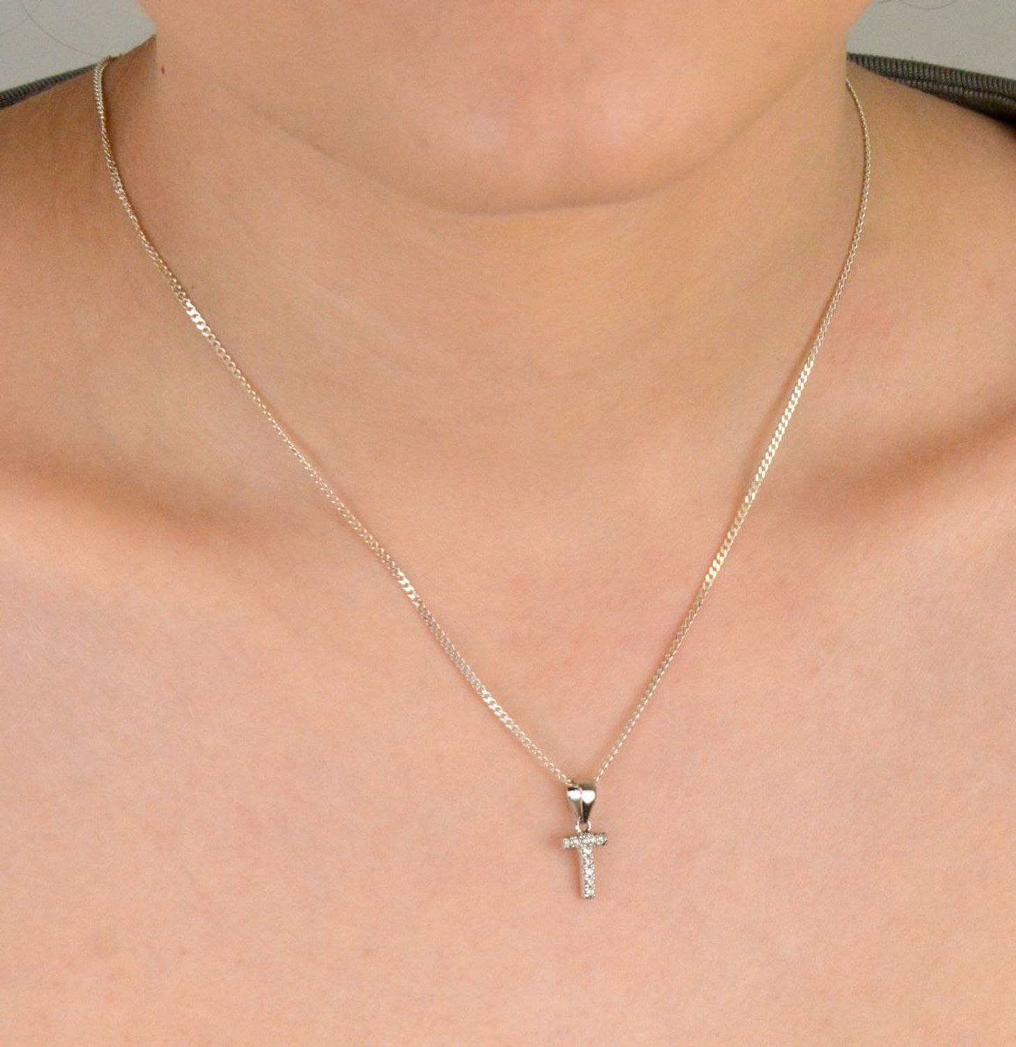 Zawieszka srebrna próba 925, LITERKA T w cyrkonie DIA-ZAW-8747-T-925 Delikatna i osobista – zawieszka z literką „T” ozdobioną lśniącymi cyrkoniami to elegancki sposób na wyrażenie siebie 1.jpg