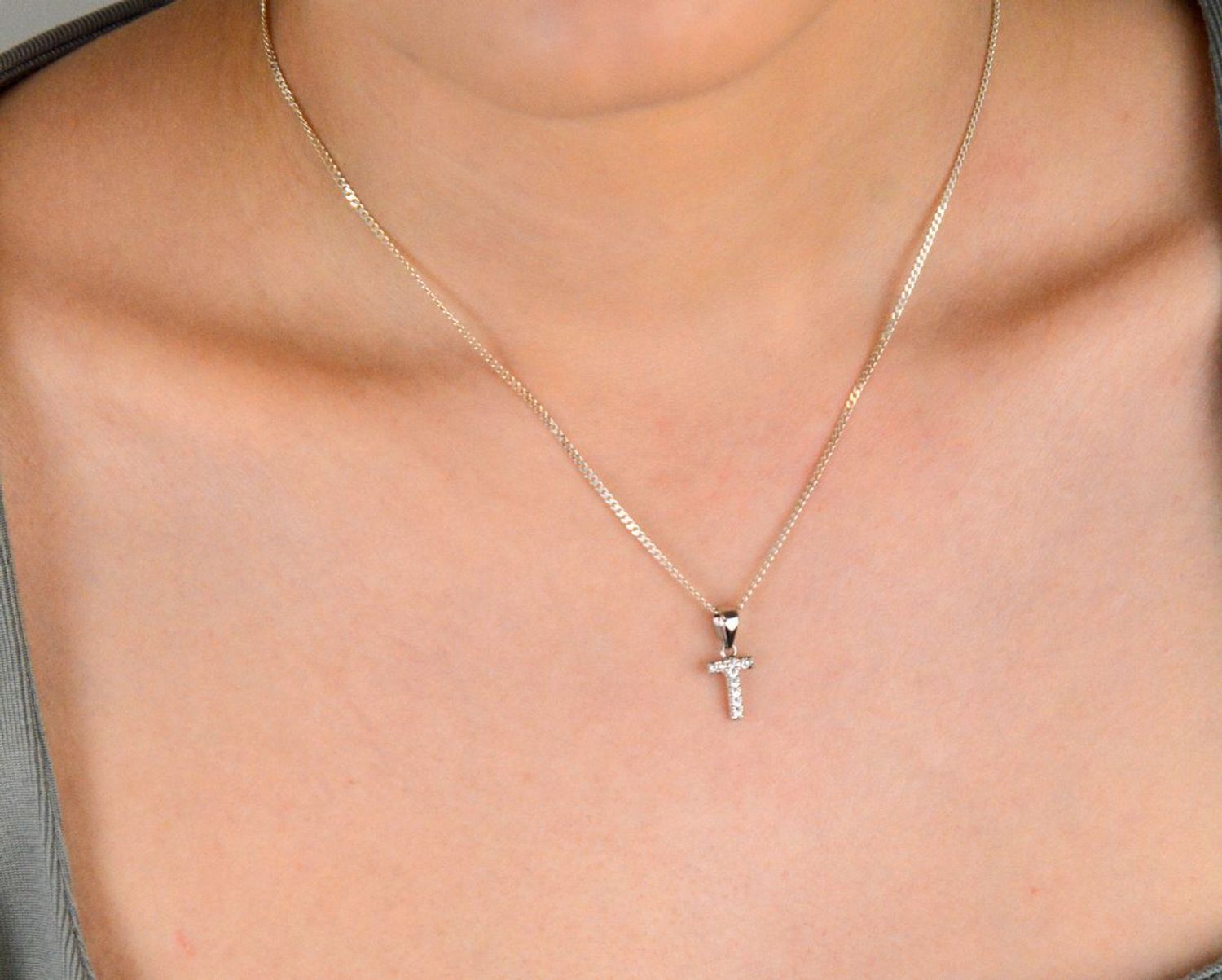 Zawieszka srebrna próba 925, LITERKA T w cyrkonie DIA-ZAW-8747-T-925 Delikatna i osobista – zawieszka z literką „T” ozdobioną lśniącymi cyrkoniami to elegancki sposób na wyrażenie siebie 1.jpg