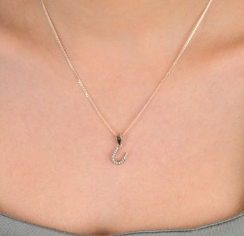 Zawieszka srebrna próba 925,  LITERKA U w cyrkonie DIA-ZAW-8747-U-925 Delikatna i elegancka zawieszka w kształcie literki U, wykonana ze srebra najwyższej jakości (próba 925), ozdobiona pięknie mieniącymi się cyrkoniami (1).JPG