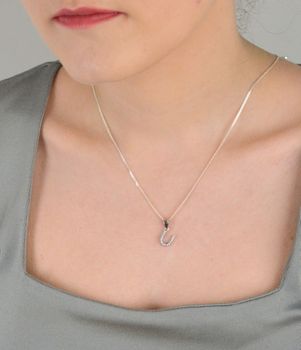 Zawieszka srebrna próba 925,  LITERKA U w cyrkonie DIA-ZAW-8747-U-925 Delikatna i elegancka zawieszka w kształcie literki U, wykonana ze srebra najwyższej jakości (próba 925), ozdobiona pięknie mieniącymi się cyrkoniami (2).JPG