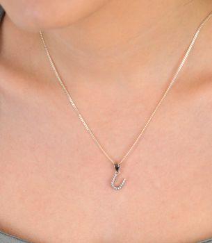 Zawieszka srebrna próba 925,  LITERKA U w cyrkonie DIA-ZAW-8747-U-925 Delikatna i elegancka zawieszka w kształcie literki U, wykonana ze srebra najwyższej jakości (próba 925), ozdobiona pięknie mieniącymi się cyrkoniami (3).JPG