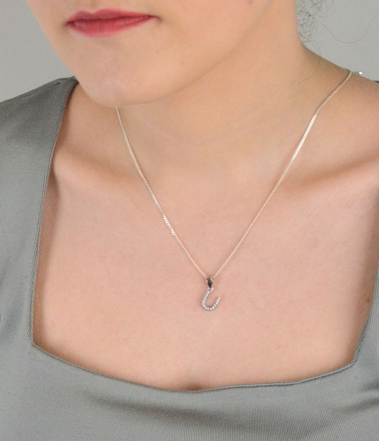 Zawieszka srebrna próba 925,  LITERKA U w cyrkonie DIA-ZAW-8747-U-925 Delikatna i elegancka zawieszka w kształcie literki U, wykonana ze srebra najwyższej jakości (próba 925),1.jpg