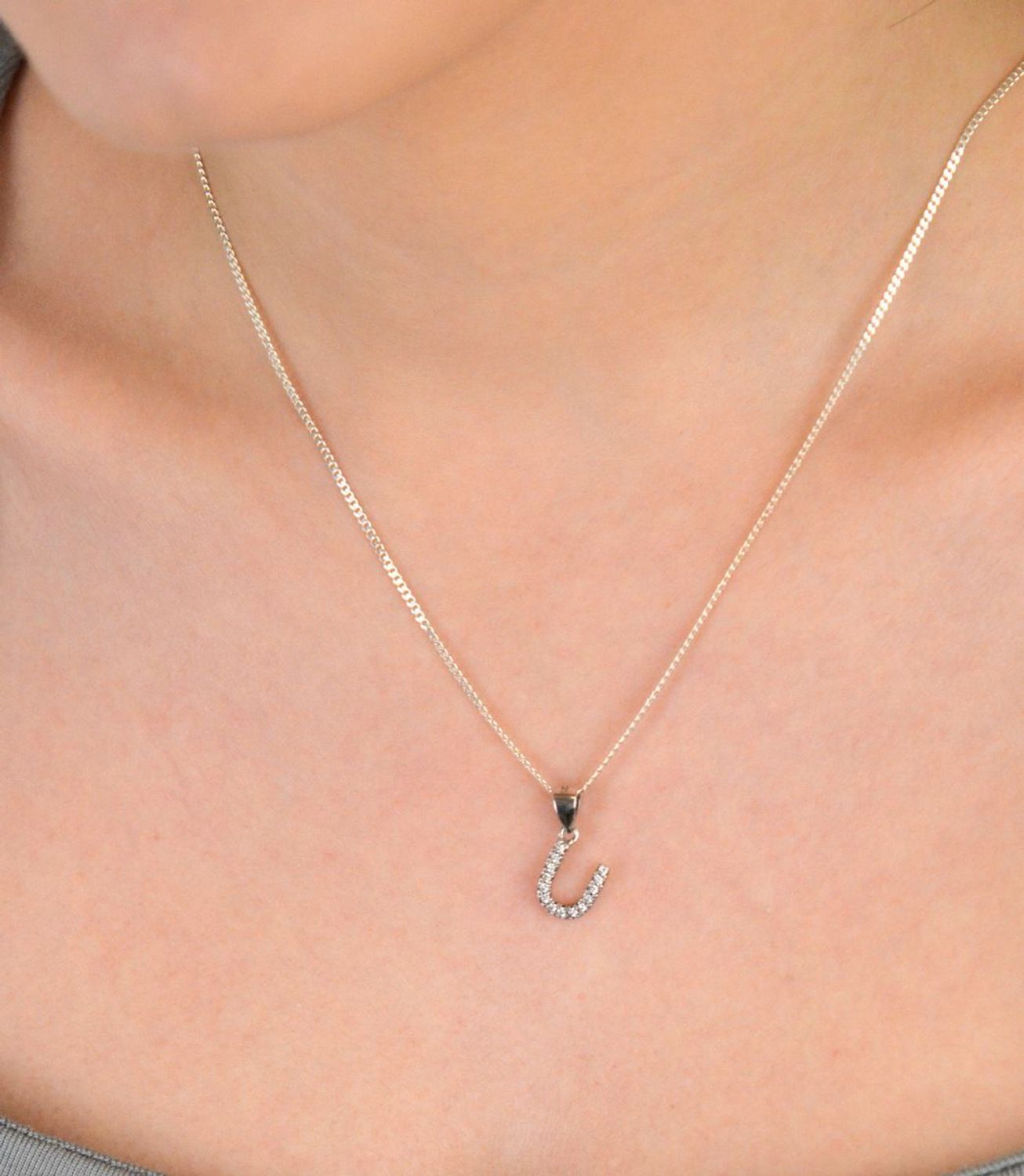 Zawieszka srebrna próba 925,  LITERKA U w cyrkonie DIA-ZAW-8747-U-925 Delikatna i elegancka zawieszka w kształcie literki U, wykonana ze srebra najwyższej jakości (próba 925),1.jpg