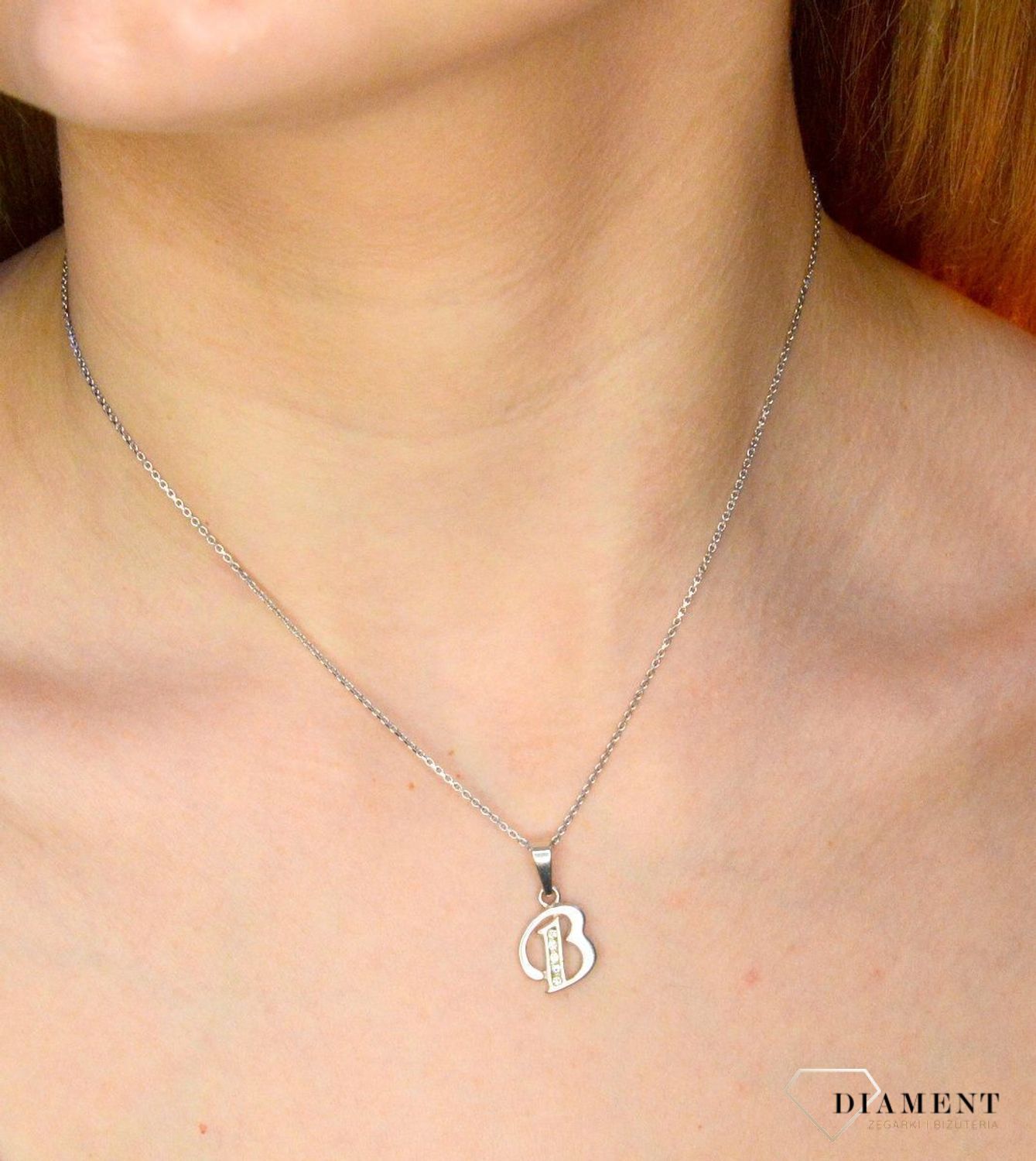 Srebrna zawieszka Literka B z cyrkonią DIA-ZAW-8748-B-925. Wisiorek został wykonany z wysokiej jakości srebra próby 925. Srebro to jeden z najpopularniejszych kruszców, ceniony przez kobiety na całym świecie i często wykorzyst.jpg