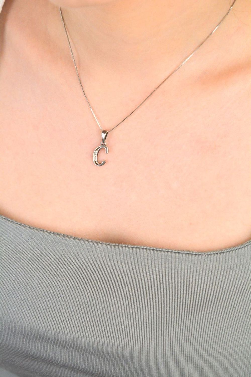 Zawieszka literka C zdobiona cyrkoniami próba 925, DIA-ZAW-8748-C-925 Zawieszka w kształcie literki „C” ozdobiona cyrkoniami to elegancki i subtelny element biżuterii, wykonany z wysokiej jako.jpg