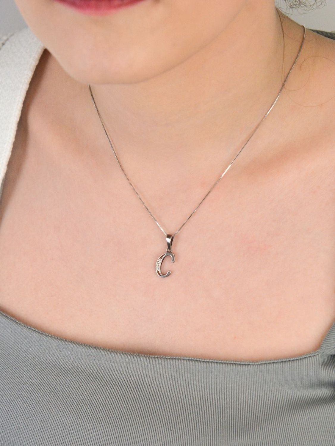 Zawieszka literka C zdobiona cyrkoniami próba 925, DIA-ZAW-8748-C-925 Zawieszka w kształcie literki „C” ozdobiona cyrkoniami to elegancki i subtelny element biżuterii, wykonany z wysokiej jako.jpg