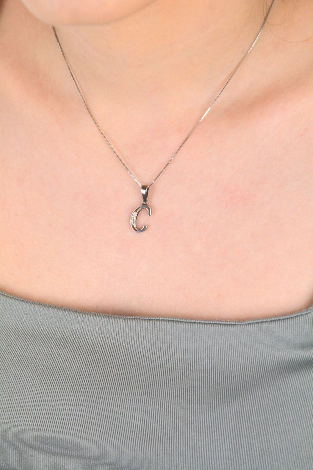 Zawieszka literka C zdobiona cyrkoniami próba 925, DIA-ZAW-8748-C-925 Zawieszka w kształcie literki „C” ozdobiona cyrkoniami to elegancki i subtelny element biżuterii, wykonany z wysokiej jako.jpg