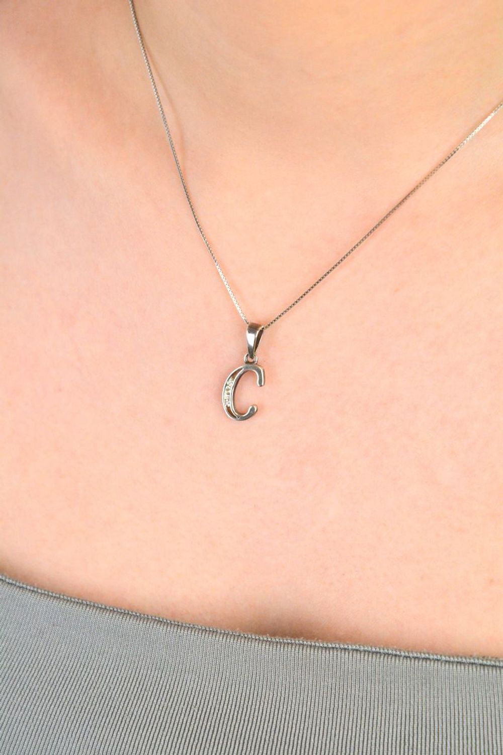 Zawieszka literka C zdobiona cyrkoniami próba 925, DIA-ZAW-8748-C-925 Zawieszka w kształcie literki „C” ozdobiona cyrkoniami to elegancki i subtelny element biżuterii, wykonany z wysokiej jako.jpg