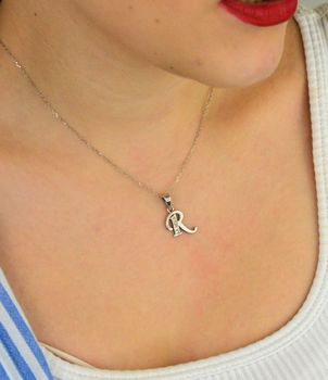 Zawieszka srebrna 925 DIA-ZAW-8748-R-925 – literka R zdobiona cyrkoniami. Wymiary 2,4x1,3 cm, waga 1,10 g. Delikatna i elegancka biżuteria personalizowana (2).JPG