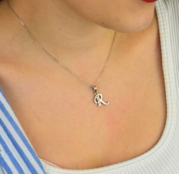 Zawieszka srebrna 925 DIA-ZAW-8748-R-925 – literka R zdobiona cyrkoniami. Wymiary 2,4x1,3 cm, waga 1,10 g. Delikatna i elegancka biżuteria personalizowana (3).JPG