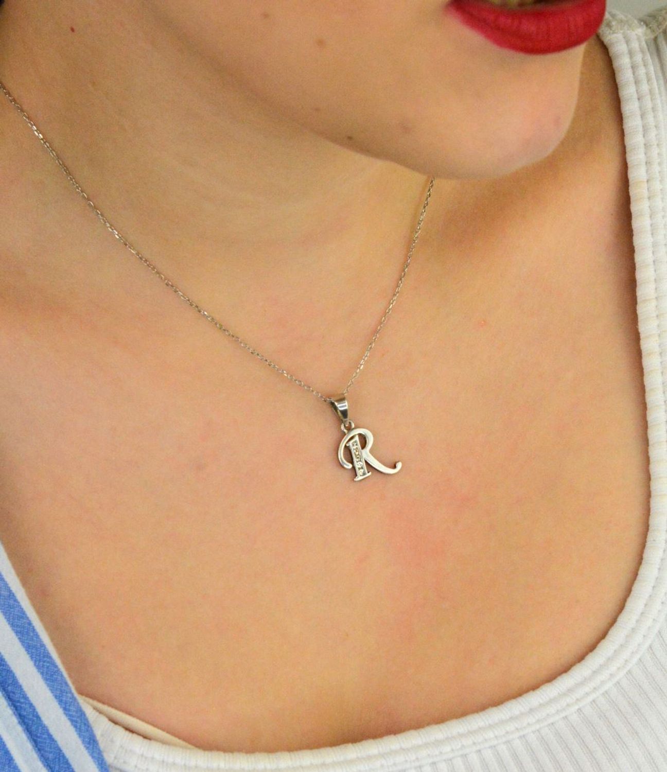 Zawieszka srebrna 925 DIA-ZAW-8748-R-925 – literka R zdobiona cyrkoniami. Wymiary 2,4x1,3 cm, waga 1,10 g. Delikatna i elegancka biżuteria personalizowana.1.jpg