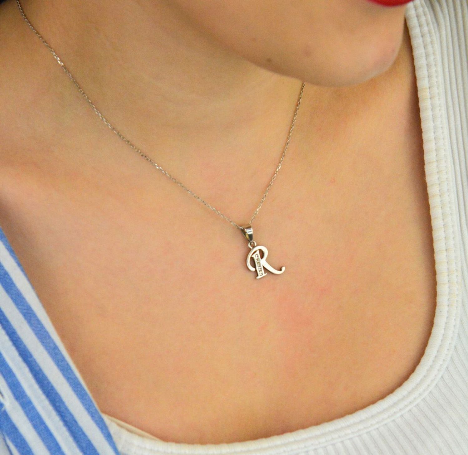 Zawieszka srebrna 925 DIA-ZAW-8748-R-925 – literka R zdobiona cyrkoniami. Wymiary 2,4x1,3 cm, waga 1,10 g. Delikatna i elegancka biżuteria personalizowana.1.jpg