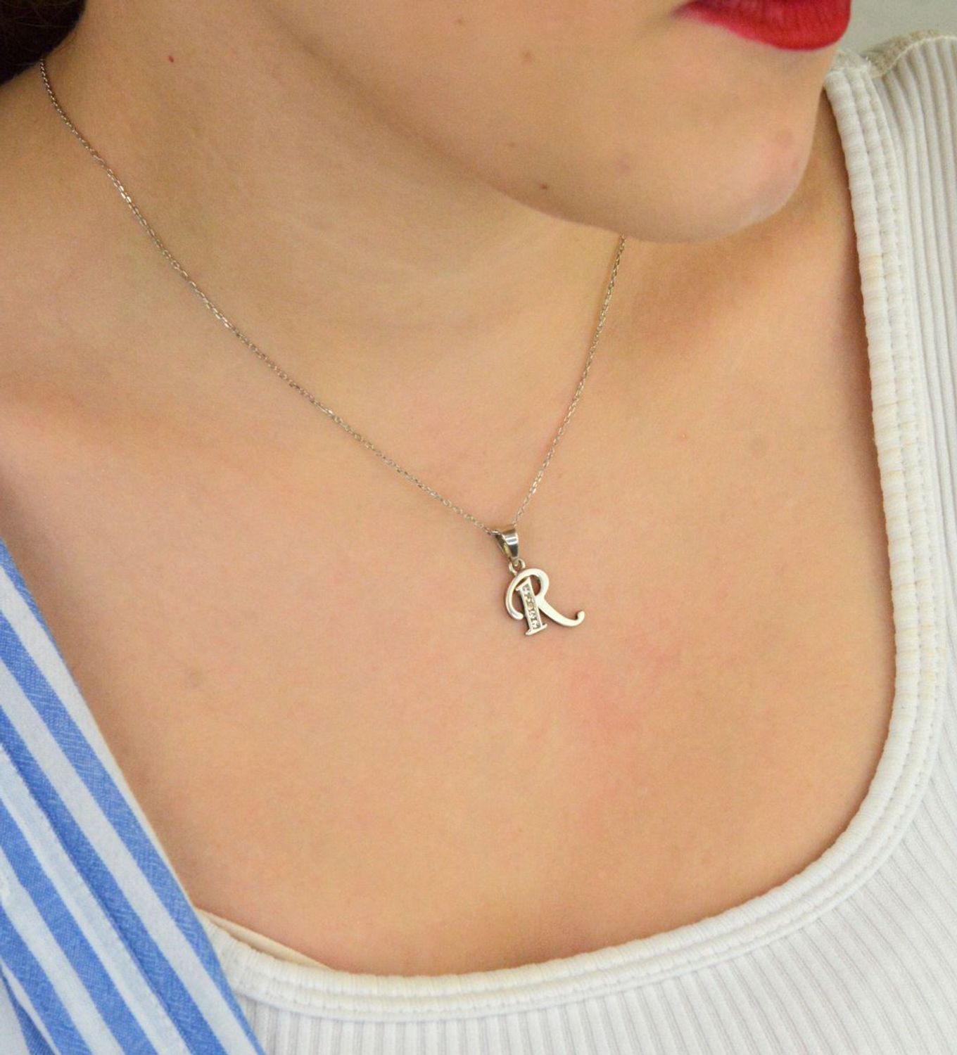 Zawieszka srebrna 925 DIA-ZAW-8748-R-925 – literka R zdobiona cyrkoniami. Wymiary 2,4x1,3 cm, waga 1,10 g. Delikatna i elegancka biżuteria personalizowana.1.jpg